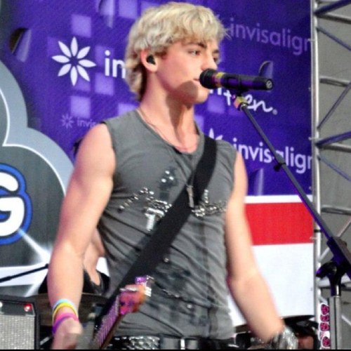 im austin moon I love pancakes n peanuts and i love hanging out with my friends :D -#taken by @ShySongWriter_ im all hers i love her ALOT forever! :)