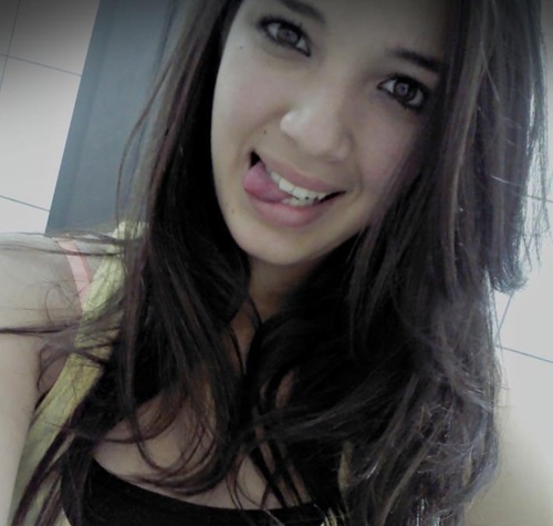Eu mostro α línguα, fαlo pαlαvrão. Eu te protejo, te faço rir, e te entendo. Eu vivo prα ser feliz e não prα ser normαl !