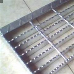 Consider this surface for applications subject to the accumulation of liquids or lubricants or inclined grating installations.
