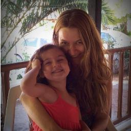 önce kadındı sonra anne oldu, sonra tekrar anne oldu. Şimdi hem anne hem profesyonel olarak hayatta kalmaya, her yere yetişmeye çalışıyor...