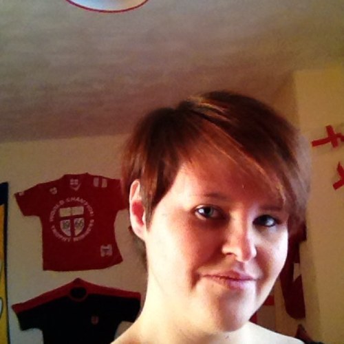 Im just a bubbley 23 year old, who loves her family and mates to bits, got two stunning newphews, Love to sing lol