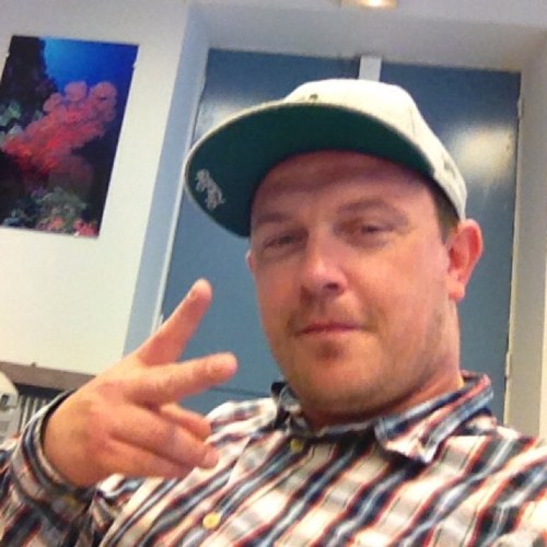 manolowr's profile picture. Les doigts en ciseaux, c'est trop la classe sur une photo!!!