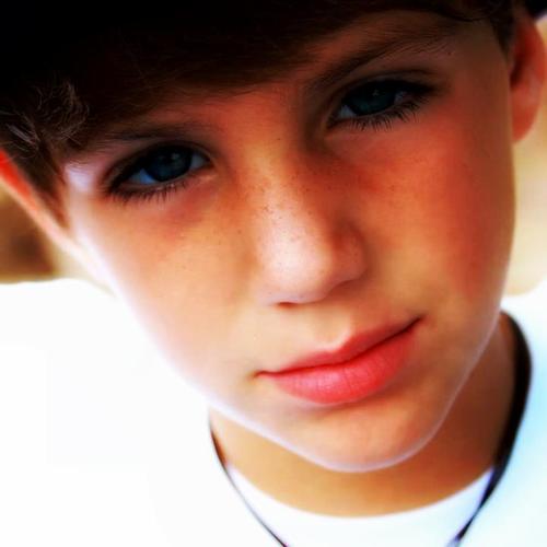 I am a simple boy, I cover, I love my girlfriend, I love my family, in fact I'm a fake, I'm 15 years old but matty is 9 years, but no matter what do matter is t