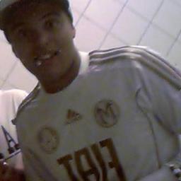 Eu rezo e peço pra Deus cuidar, a sua vida abençoar, vou ter você guardado no meu coração, Mais que amigo e irmão meu, valeu (8
amigos até depois do fim! #VJ