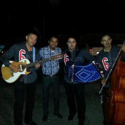 #corridos escucho, miro, & escribo. En el  momento  preciso  Las palabras  me salen & una  historia  se canta.