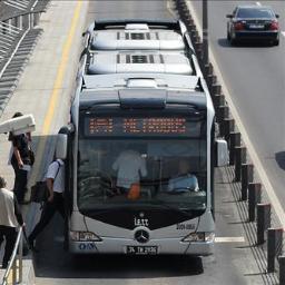 Arkadaki metrobüsün takip ettiği.
