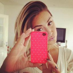 xCitandoFrasesx's profile picture. ''Quem sou eu? Apenas...Todo mundo,Encara tudo de cabeça erguida..Que por um segundo posso ser aquela garota que tem a vida injusta,quem sou eu?  você!!''