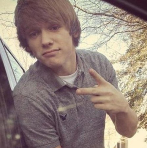 Nick • Drummer&Gitarist.
★★★★★ sterren account. 
Half-random tweeter!
яαwя! ♥