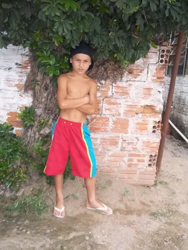adoro jogar futebol,jogar video game,comer mt,brincar com meus amigos e primos e etc...