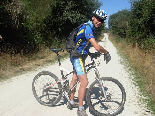Soy feliz encima de mi bici.