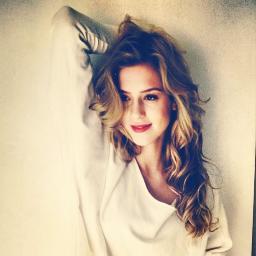 É já faz um tempo que eu percebi que a aquela menininha pequena aquela princesinha virou rainha. @sophiaabrahao since:23/10/2012