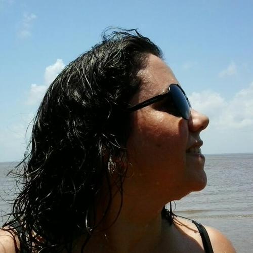 Deixa de ser ridículo e vai procurar algo de útil para fazer. Você acha que tem alguém interessado em te ouvir? Não!