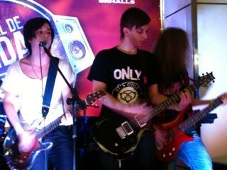 Estamos no corre pra divulgar a @only_oficial ajudando como podemos,apenas fas que se dedicam e um amor imenso pela banda. :D