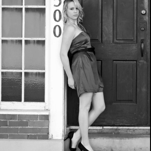I'm Paige Elizabeth! FULL-TIME SINGER! click tht follow button! http://t.co/PwGNJVwj Facebook Music Page!