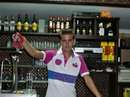 Camarero delantero Centro del Bar Terraza ROGELIO. Jajaj ;-) Un poko nervioso pero formal siempre me rekojo ala ora de los lunniss