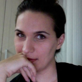 Cristã, esposa e mãe apaixonada, professora de Biologia.