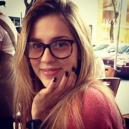 Me encantei pela mulher com belos olhos azuis, com o sorriso mais lindo, mas com uma alegria de criança.