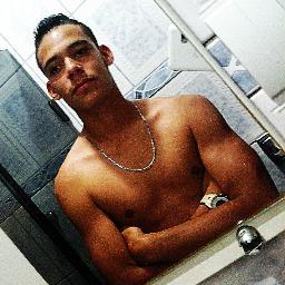 16 anos,jogador,alegre,feliz,ousado... E acima d td iluminado por Deus...