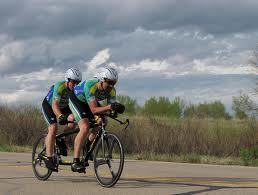 Bicycle Blind fietst om aandacht te krijgen voor samen werken en sporten zonder beperkingen.