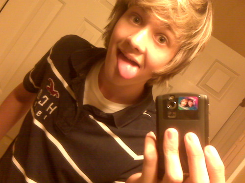 itsmarkyy's profile picture. 14, green eyes, talks alot, really tall, naturally brown hair, likes scary movies.