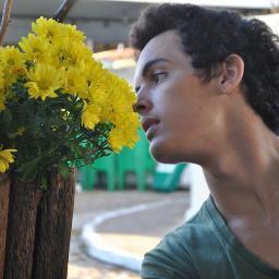 eu... simplesmente eu.

corro e brigo pra realizar meus sonhos.
  Eh isso q sou!