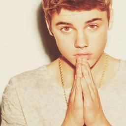 Sou apaixona por um menino de um sorriso lindo ! :')
