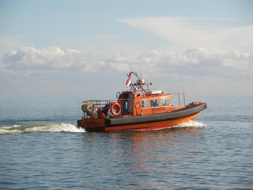 Sleep en hulpverlening, berging van gezonken vaar en voertuigen, onderhoud aan motoren, levering van goederen offshore.