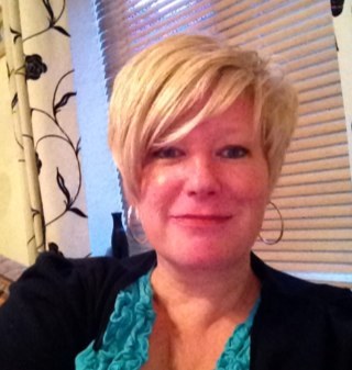 Hi I am a mum to Emilie and a wife to Richard. I am a mobile hairdresser and i also have my own glitter tattoo buisness.