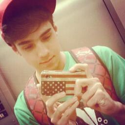 Indeciso, sensível, orgulhoso, impaciente, extrovertido, preguiçoso e timido. this is me. (: