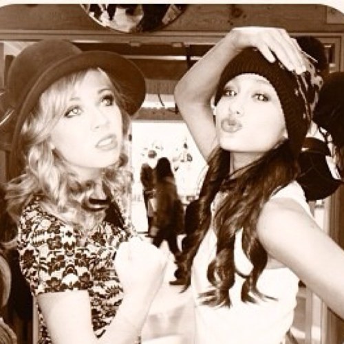 i loveee @arianagrande and @thegleeproject