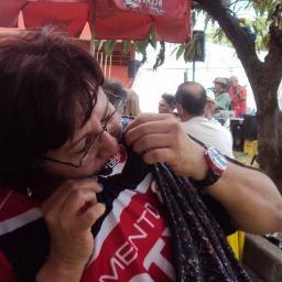 sou simples, companheira , amiga e cheia de defeitos como todo mundo