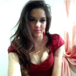 Um sorriso, um abraço apertado, uma música, estar com pessoas que eu gosto, rir até a barriga doer… São coisas simples, mas me faz muito feliz.