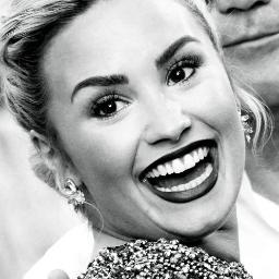 Não me julgue, você sabe o meu nome, não minha história.♥Demi Lovato♥