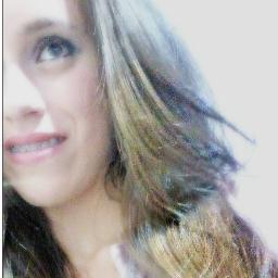 14 anos,gremista,Deus,funkeira,mtu ciumenta e chata...
 segui???