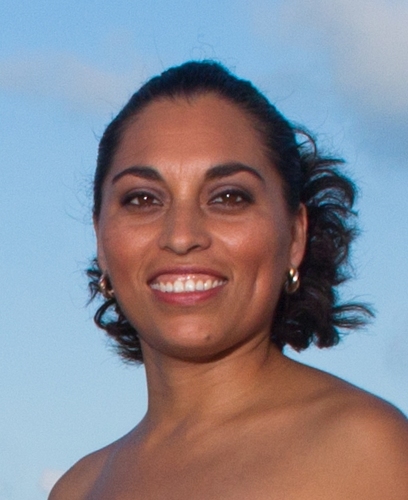 Sonriente de naturaleza, amiga, esposa y madre.