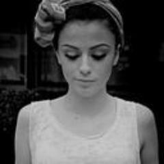 Quer ótimas frases que façam seu dia melhorar ? Então me siga, juro que não se arrependerás ♥ Menina ♥
 - Siga também @_1pensador