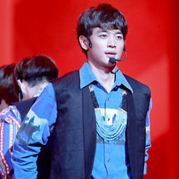 อันยองครับผม ผมมินโฮ(บอท)แห่งเด็กแสง ผมหล่อ อาจจะเงียบขรึม แต่ผมดูอารมณ์ดีนะครับ ^^ ฟอลมาคุยกะผมดูสิฮ่ะ ♥