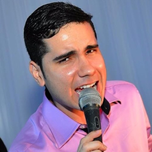 Administrador por formação, Comprador durante o dia, Cantor pela paixão e Tocador por teimosia.