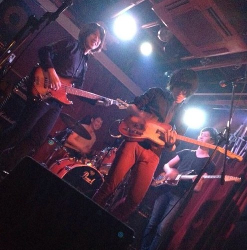 We are The Black Shoes！Gt&Voアカオリョウ、Baムライマサユキ、Gtカタブチユウスケ、Drコサカイアキヒロ。とばせーーーーー