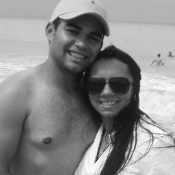Estudante, casada, amiga, companheira, mamae de um principe, o Vitor César. E muito feliz com a vida que tenho, obrigada senhor por tudo. !