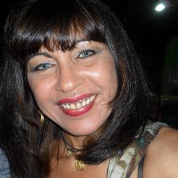 Eu aprendi com a vida, a compreender as pessoas,
pois cada uma é diferente da outra. A vida
me ensinou que muitas
vezes amamos e não somos
amadas.