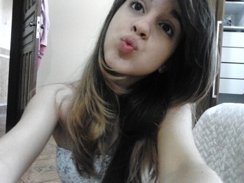 Laís, 14 anos, sister da @ingridythegum e amo a @minadajurupinga *--* Sagitariana, sensível, simpática, risonha. Amo mt meu e só meu @_jorgemartins s2