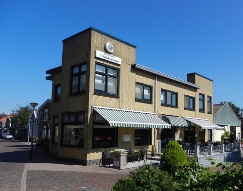 Restaurant `t Bakkershuys is gelegen in het hart van Broek op Langedijk achter het oudste groenteveilinggebouw van nederland met een terras aan het water.