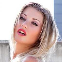 Eva Kiss , modella professionista che posa per un fine artistico o riguardante la moda e la pubblicità.