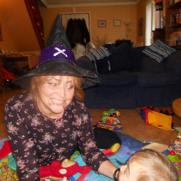 Lucrece1's profile picture. Ne prenez pas la vie au sérieux, de toute façon, vous n’en sortirez pas vivant ».