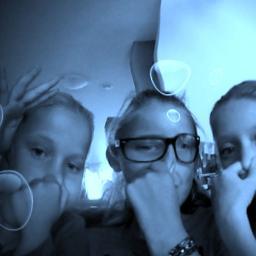 marinde, handbal en love my fiends ! help!! ik heb social besitas  schrijf het volgens mij verkeerd