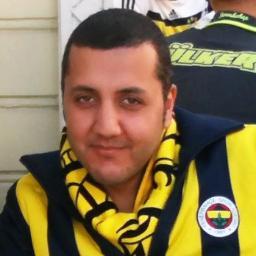 Garip bir adam... Zaman zaman dengesiz, genelde asık suratlı, 'Biskrem' gibi; dışı sert, içi yumuşak ve akışkan... Zarar gelmez, ters de düşülmez!