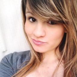 meu nome é Amanda , mais pode me chamar de Mands , tenho 19 anos , faço faculdade de Design Gráfico .
Tenho dois irmãos ,mais chatos do mundo,mais nao vivo sem