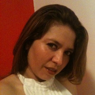Soñadora incansable, me esfuerzo dia a dia por salir adelante y aunque me rompan el corazon siempre me levanto con el firme proposito de ser mejor...