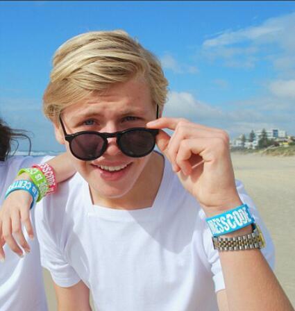 I am a major Thruppster! I love Jake and I am his future girlfriend;)